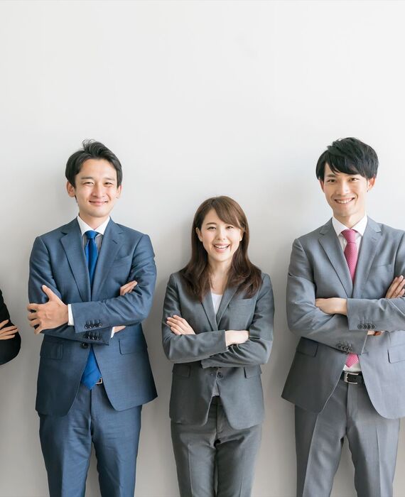 ポーズを決めるスタッフたち