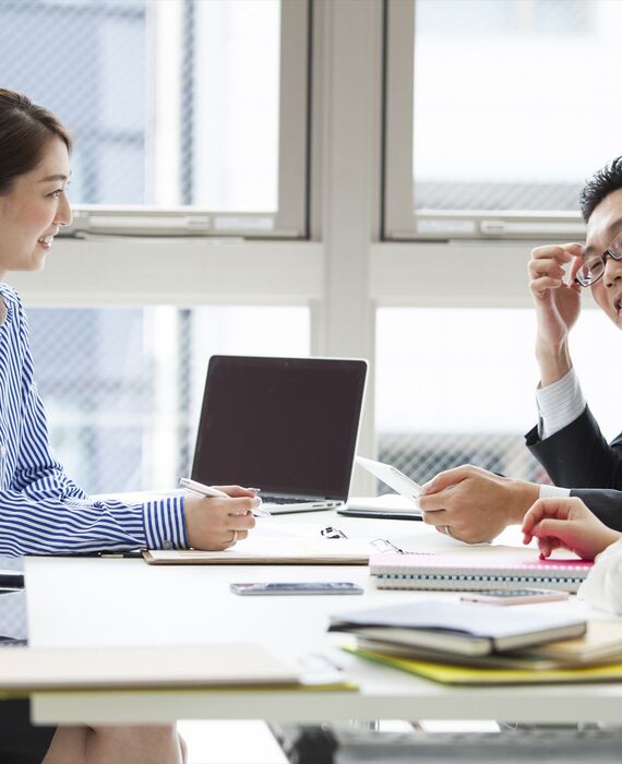 ミーティング中の女性コンサルタント