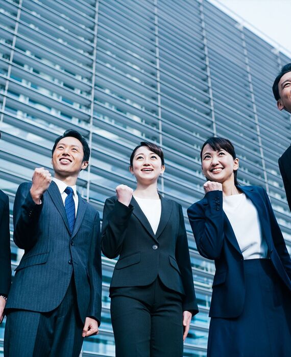 ガッツポーズを決めるスタッフ