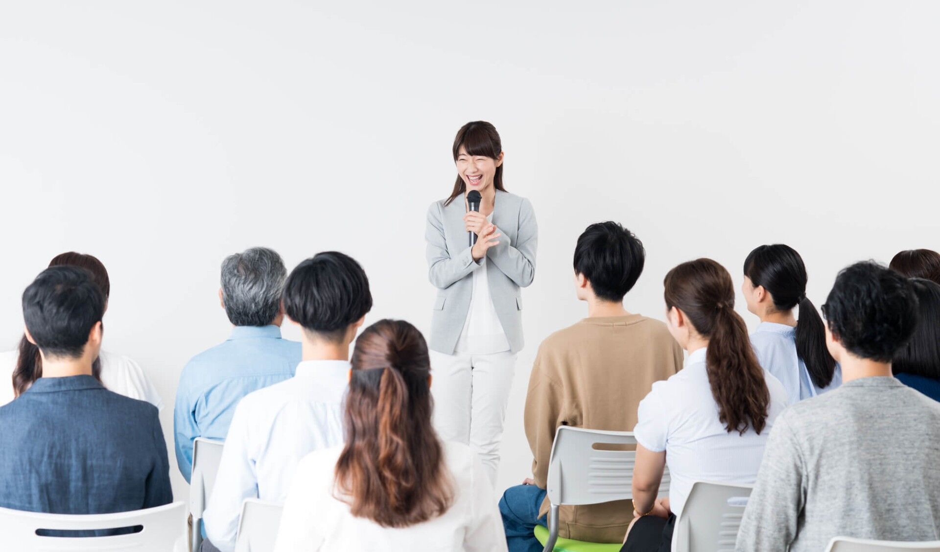 マイクで話をする講師